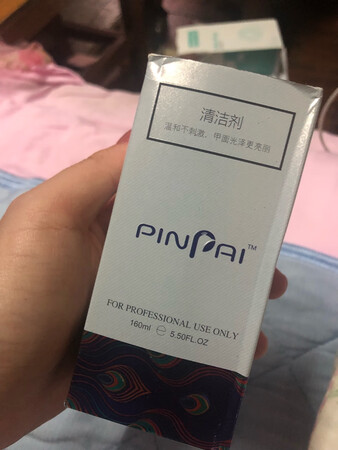 物流很快，但是收到东西后，包装盒看着不太干净，打开后瓶子颜色看着跟图片不一样，瓶口也没有任何塑封，还有一些脏东西，不太敢用，申请退货