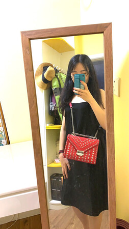 是否正品：从细节和皮质上看，是正品。
包装设计：包装比较精细，所有的细小金属构件都被覆盖了一层塑料保护膜，金属链子也保护的很好，还有一个布袋子。
做工细节：细节很好，拉链很好用，还有杨幂的拼音名字。
外观颜值：就是喜欢这个外观，心仪很久了，才下了手
容量空间：空间还挺大的，钱包，手机，纸巾口红气垫基本都能装下。