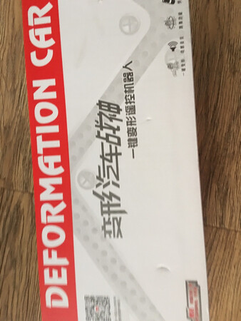 还是选了这个牌子不错的，塑料没有很重的廉价感，打开并没有什么气味，这个很好。操作极其简单，就上下左右，还可以变形，变上半身的啊，没电视那么神奇。感觉小学生对它的热爱估计不会持续太久。
