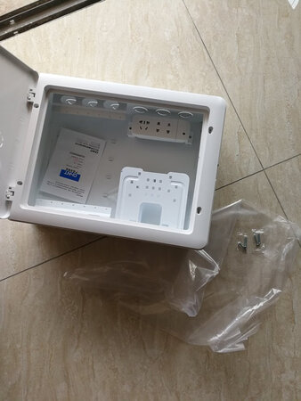 收到了，速度快，好大一个箱子。存在两个问题：1、面板盖少了4个白色小封盖，强电箱有，2、里面插排要是带开关就比较理想一些。
