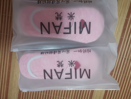 东西收到了，真的没话说，首先客服态度真的很好，我下单的时候拍错了，客服特地电话联系我跟我说，收到东西后，摸着质量真心不错，穿着刚刚好，五种颜色都是我喜欢的，是我想要的袜子，价格也是非常漂亮，物美价廉啊，下次有需要就找你家了，希望店家生意兴隆