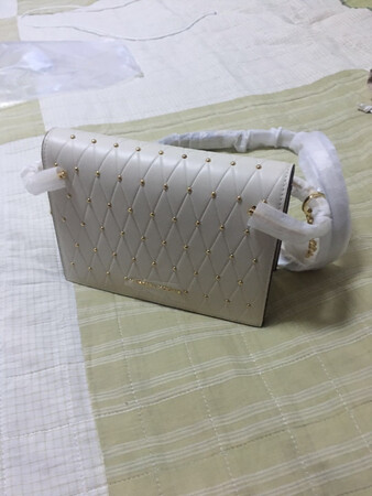 妈妈生日，攒钱送的礼物。
由于是送给母亲的礼物，所以评价的时候自然会高一些。中肯的说，在外上学，很期待妈妈收到礼物的惊喜和喜欢，至少这个包没让我失望。妈妈很喜欢，我也自然是很满意。