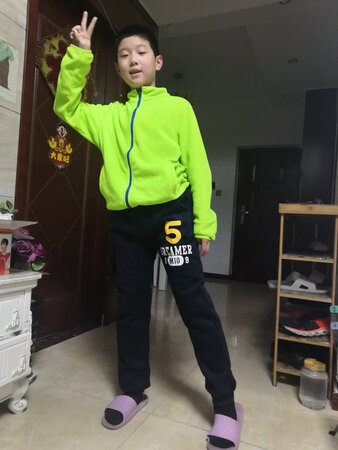 里面的绒很厚虽然和裤子是两层的但一点也不臃肿。孩子喜欢穿这种运动的裤子，比牛仔裤舒服。孩子一米四五，不胖不瘦，穿起来刚好合适。