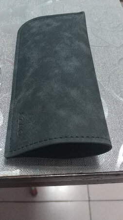 我是程序员，每天都对着电脑将近8个小时，眼睛是不舒服，不过我应该算不上近视，我有见风流泪的毛病，不知道跟电脑屏幕有没有关系。大以前也在~上买过一次，那个眼镜带上感觉辣眼，有一股刺激的味道，没用多长时间就扔了，这回在京东上翻着玩又看见这种东西顿时心中一动，犹豫再三下定决心买了这款护目镜，说实话本来不抱太高的希望，也只是尝试一下而已，没想到很惊喜，京造的品质确实不错，先说产品包装，简洁大方，内部也非常合理，镜片与镜框多上有点味道，诶？还不一个味儿！有个皮套？感觉质量杠杠的，就是看着有点脏，还有一块黑的，我理解为是眼镜布，看上去质量也非常好。我戴上试了试大小正合适，是有点泛黄色的，具体管不管用还没体会，只能用过一段时间再说了，这好像是我第二个京造产品，上一个是棉被，非常不错，相信这个也没问题。话不多说上图片与视频吧。