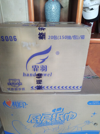 厨房卫生间擦手纸不错，满满一大箱要用很长一段时间时间了