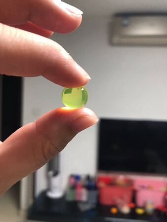 很大颗，五彩的颜色，泡完后居然有两大瓶，5L装的矿泉水瓶那种，娃超级满意