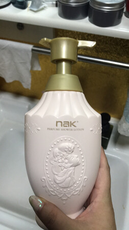 拆封的时候看到包装就很喜欢了，回到家迫不及待洗澡，一次就让我爱到心里沐浴液，以后要长长久久的用下去，味道让自己都沉静其中，久久不散