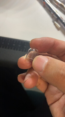 商家发货包装太差，到货时有10个笔芯已经散落，有一个笔帽已经破裂，联系客服竟然10个小时都没反馈。但是价格便宜，比文具店的便宜多了。
