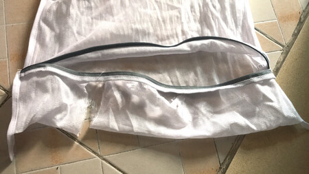 第一次在京东买质量这么差的东西，买回来用一次就烂了，还有一个拉链直接坏了，质量太差