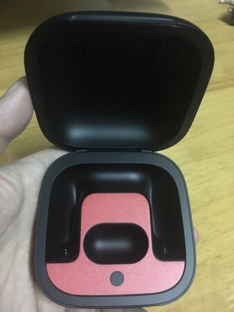 之前一直在这款和SONY WF-1000XM3之间犹豫，去朋友哪儿试了下SONY。新机音质还行，但感觉容易掉，另外触控有时容易误操作。所以考虑自己平时爱运动，就算遇到车子限号去挤地铁也不怕掉，唤醒siri和通话都很不错。综合考虑下来最后选择了beats这款，果然用了两天后从音质，手感，材质都感觉不错，确实是适合自己的。(红色贴纸和硅胶壳是自己另外购买的)