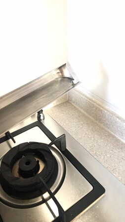 外形外观：这次的油槽还是有问题的，，太大，昨天装机师傅做了切割，然后机子背部放了块簿板，油槽才勉强装得进