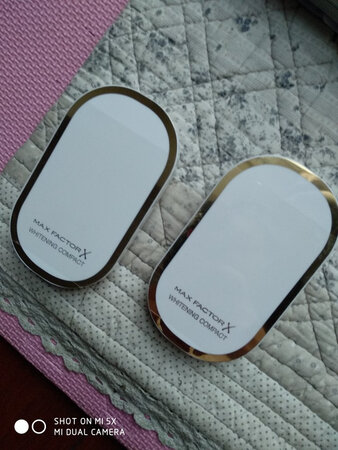 白色小盒子，很精致。买了两盒，感觉应该好用
