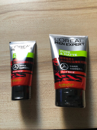 产品包装：只有一个小箱子
适合肤质：油性
控油保湿：控油还可以，保湿一般。
一直在用这一款洗面奶，性价比挺高的，但是祛痘效果不好说，每个人都不一样，重要的还是要把自己的生活习惯调整好。总之是一款挺不错的产品，以后还会使用。
