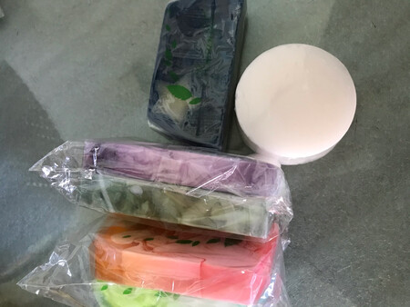 用这家的精油皂有三年了，使用感不错，香味清新，泡沫细腻，洗的干净不紧绷。搞活动时就囤货，还是优惠点。