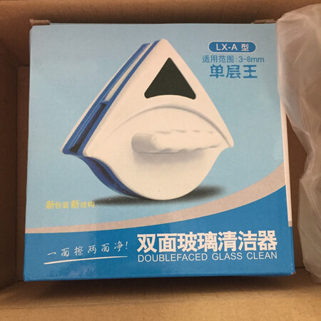 办公室的窗户脏了，看了两款。另外一款要一百多。还是选择买这一款，才二十多一点点，实惠。
第一次买这个擦玻璃的。京东自营，值得信赖。拿回来很有份量。做工精致。设计合理。可以在里面擦外面的玻璃也很容易。期待很用久点