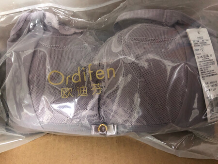 拆包裹是一件超级快乐的事情?，京东6.18号搞活动的时候，下单买了三套欧迪芬内衣，舒适感相当不错，从穿第一件无钢圈内衣开始就再也离不开了，一点都不勒人，聚拢效果也很好????。天气冷了，穿稍微有点厚的内衣会觉得更合适，重要部位也要保暖哈哈哈哈?。正好看到有满两件打七五折的活动，买了这款和另一款跟我618买的一样的款，发现现在价格比618还划算呢，这款不管是颜色、款式，舒适度都很满意呢，另一款还没到货，不过跟之前的一样，应该也不错呢！
