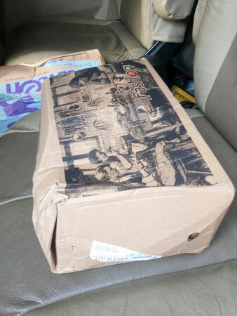 包装和鞋子被压扁了