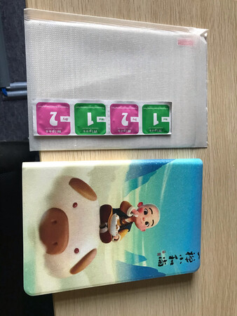 喜欢这个图案，用了贴好的很好，还送了保护膜，不错。