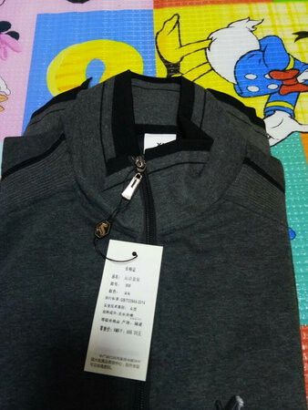 衣服收到了，穿上大小合适，质量还行。