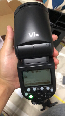 到手还没机会拿出去拍，试用了一个小时，功能正常。可操作性比tt350s这个小灯强很多，价格也贵了接近三倍。灯的个头不小，目测比sony A7R3机身还大且重。