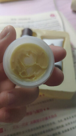 用的已经见底了，刚开始就是买来试试，毕竟我也是个长痘痘的长时间困扰者，痘痘首先味道是有中草药的味道的，还可以接受，有一点效果，不过这个对于那种脓肿的痘痘来说没有用，因为根本消不下去，只有那种已经挤过的痘痘来说有效果，涂上的感觉挺清凉的，一般吧，没有特别好，也没有特别没有效果