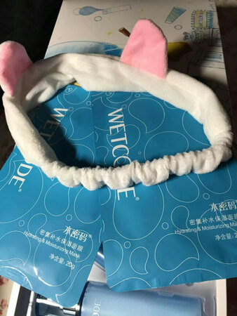 首先包装非常好，再有这款套盒装的真的还挺划算，经济实惠，水乳两还有个面膜，卖家很贴心，还送了发带?。