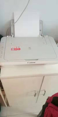 产品包装：包装完好，拆取方便，没有破损。
外形外观：如图所示，就是不太耐脏。
打印速度：打印速度较慢，只能做普通家用打印机使用。
打印效果：喷墨式打印机，要求不能过于高，沾水容易晕染。
操作难易：操作简单，比较方便，适合老人小朋友使用。