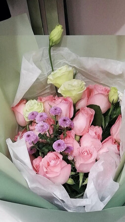 好看，花开的特别漂亮。包装也很精美，送花的速度非常快。买花送花，来这里就行了。这是第二次买了。