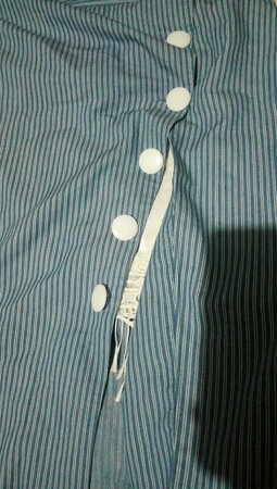 选择这款套装很满意，客服推荐的码数很合身，只是腰上系带没有图片的长，而且穿久了，裙子开叉的地方，还要用熨斗熨一下，不然是这样子的