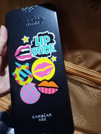 产品质感：质感非常好，很喜欢！
产品颜色：有六种不同的颜色，可以根据妆容搭配不同的唇色！
持久效果：不去碰的话应该能保持一天的，不过得吃饭喝水什么的，完了补一下就好了！
滋润效果：滋润效果还是蛮好的！
适合肤色：看自己喜欢吧
其他特色：个小，方便携带！