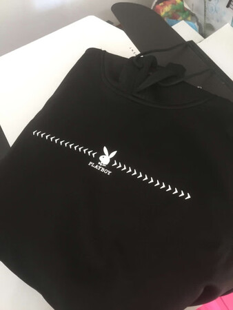 物流很快 衣服款式好看，很潮。尺码合适，料子质感也很好