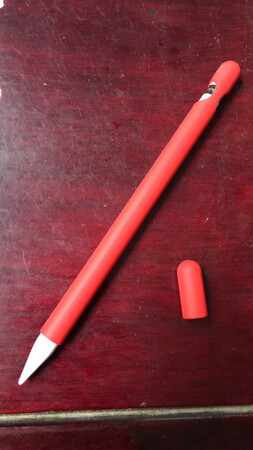 为了苹果笔买的笔套，感觉像胶有点黏，担心时间久了会溶胶。