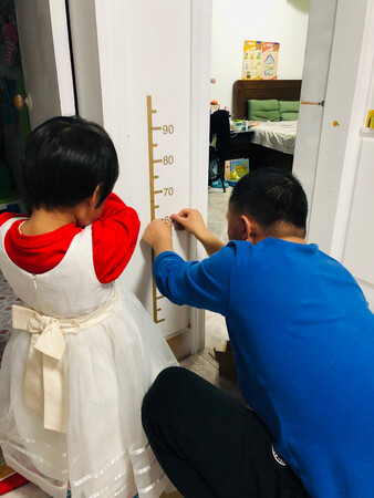 适用场景：家里，客厅，卧室都可以
产品气味：没有气味。
大小尺寸：贴在我家卫生间和卧室之间的墙上，正好！
其他特色：孩子一直希望有个量身高的，正好买空调罩就一起凑单买了！看着评论还不错，有贴的模板，是亚克力材质的，比较结实。贴这个我们一家三口花了好一阵功夫，不过孩子很喜欢，最后效果也很棒！