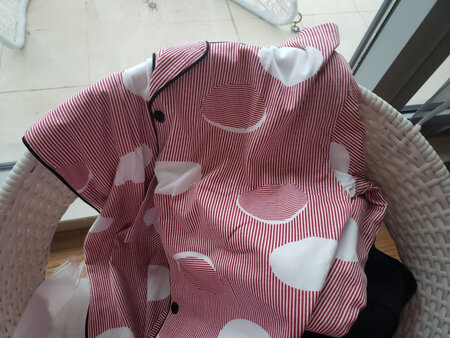 衣服料足很厚，颜色很好看。价廉物美，以后还会继续买。