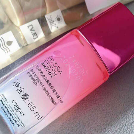 一下子买了两个隔离，一个脸上，一个身上，脸上那个特别好，还有美白功效，超级好，是我想要的，身上那个很大支，用过十月，应该没问题，正品的，很好