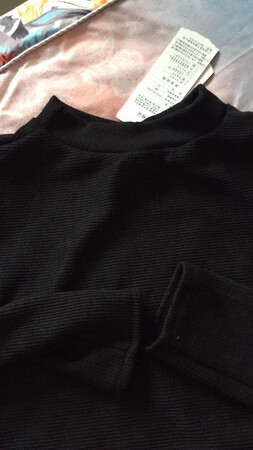 商品跟卖家描述不符合，质量太差，还不如地摊货，卖家服务态度也不好，网购了几年，从没给过差评，真的太气人了，请各位广大网购朋友慎重再慎重，不要再被欺骗了，下面就是我收到的衣服，你们可以对比一下