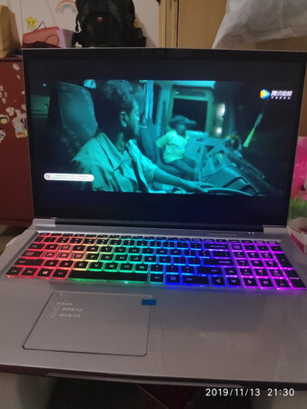画面品质：我就感觉看起来非常清晰
游戏效果：启动游戏模式的时候，开着wifi都不卡
外形外观：针对外观方面感觉挺酷，就喜欢带着酷酷的感觉