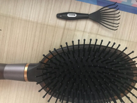 很好用的一款梳子，最开始涉及到这种梳子是在买东西送的，发现梳的发型还不错，比那种齿状的梳子要好用，而且不起静电，对头部穴位有一个很好的按摩作用。后在坏了就在网上看了这款玫姬的梳子，买了一把试试发现比之前送的那个梳子还好用，里面有气垫使得梳子可以随着头皮按摩到各个角落。后来给家里也买了两把，自己赶上活动又买了两把，已经五把这个梳子了。最贴心的就是还送一个小筢筢，可以把上面的头发弄下来，很不错的。