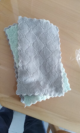 使用感受：还没使用，看上去还是很有吸水性，用手摸下,手感也很错，希望好用。
外观设计：反两面颜色不同，而且有格子花纹，增加了摩擦。尺寸比手掌更大些，符合使用习惯。
做工材质：做工比较精细，不掉毛，也不起皱。