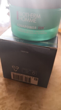 吸收效果：容易吸收
使用感受：保湿效果不错，不油腻
适合肤质：都适合
产品包装：简单
其他特色：综合感觉还是不错的，毕竟好几百块钱，但是怎么感觉别人的有赠品而我的没有呀，买了这个就单单一个这个，继续观察中，如果效果一直可以那以后就一直用这个了，毕竟是个不喜欢变来变去的人，要想有女朋友，也得舍得自己买点化妆品让脸看起来干爽不是吗