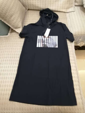 这件衣服，质感非常好，穿上身大小也很合适，如大家好评所讲一样，赞！这家衣服质量都不错，以后可以放心购买了！