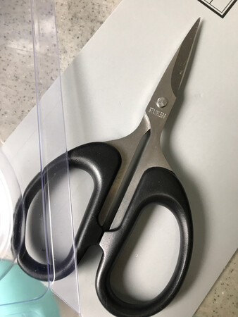 锋利程度：我是买来剪纸作品用的，还挺好的?
手感：很轻，质感很好
产品重量：超轻的
外形外观：美观