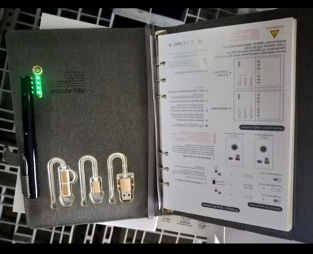 这包装很大气呀，颜色属于那种很低调但又有质感的，u盘是最喜欢的一个地方，轻轻一推就出来了，有磁力放在本子上也不会掉，usb很耐充充电速度也很快，iphone充电也没跳弹窗，很良心