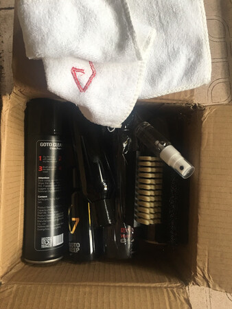 速度还不错，拿到就把鞋子都洗了，感觉还可以。就是有些瓶子上面全部是英文，还要来问客服。