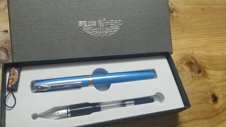 钢笔颜色好看，书写流畅，但墨筒是玻璃做的怕摔