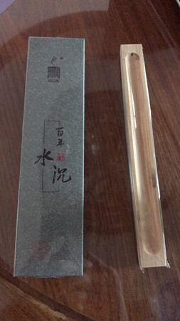 味道很好闻。店家服务非常细心体贴入微，还送了香盒。