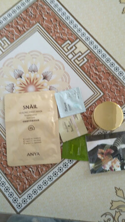 发货快，物流也很快，一直用这个牌子的护肤品，效果很好，卖家还送了一包面膜还有几包护肤的，很好，用完再来。