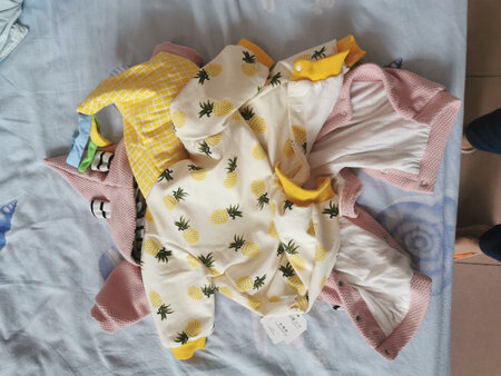 衣服挺厚的，手感不错，颜色也不错，大小正常，孩子能穿，再过一两个月冷了更能穿。整体还挺可爱的，跟介绍基本没有色差。只是试穿了一下还没有正式穿，也还没有来得及过水，看上去不会掉色，下周回家试试，期待效果，拍照应该也好看
