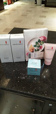 产品质感：了效果不错，可以改善肌肤 
适合肤质：我是过敏体质，不过用这款三年了。没出现不良反应
补水效果：补水效果蛮好的
产品香味：跟实体店没买的没差
使用效果：我一直用这款，效果蛮好
其他特色：卖家还送了好多赠品，谢谢！非常满意的一次购物