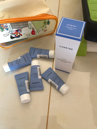 一直用兰芝，这次双十一有活动所以买了存货，听朋友说这款精华用着不错，能起到高倍的保湿效果，而且能抚平脸上的细小皱纹，适合我这中年人用，而且还送了好几瓶小瓶精华，出去玩什么的带着也方便，还买了兰芝洗面奶，每次有活动都会存些，因为真的比平时便宜不少，最主要的是要感谢快递小哥，昨天八点多还给我送到楼上，太辛苦了，京东快递就说服务好，我家日用品都从京东买，好评。